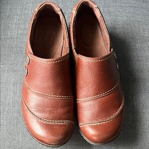 Woman Clarks Casual Slip-On Leather Shoes in Brown